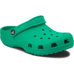 Klapki CROCS - Classic 10001 Tropical Teal. Zielone klapki damskie marki Crocs, bez wzorów, z tworzywa sztucznego, bez obcasa. W wyprzedaży za 139,00 zł.