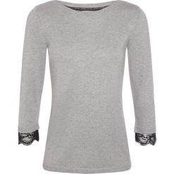 Swetry klasyczne damskie: Sweter w kolorze szarym