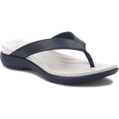 Japonki CROCS - Capri V Flip W 202502 Navy/Pearl White. Niebieskie klapki damskie Crocs, bez wzorów, ze skóry ekologicznej, bez obcasa. W wyprzedaży za 119,00 zł.