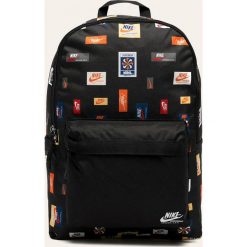 Nike Sportswear - Plecak. Czarne plecaki damskie Nike Sportswear, w paski, z poliesteru. Za 119,90 zł.