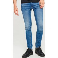 Spodnie jeansowe skinny fit - Niebieski. Niebieskie spodnie męskie Reserved, m, z jeansu. W wyprzedaży za 69,99 zł.