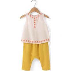 Komplet spodnie + koszulka z okrągłym dekoltem i nadrukiem. Żółte spodnie niemowlęce marki La Redoute Collections, z nadrukiem, z bawełny, z okrągłym kołnierzem, z krótkim rękawem. Za 83,12 zł.