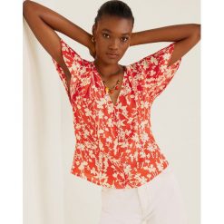 Mango - Bluzka Red1. Czerwone bluzki damskie Mango, s, bez wzorów, z wiskozy, bez kołnierzyka, z krótkim rękawem. Za 139,90 zł.