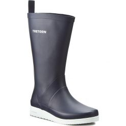 Kalosze TRETORN - Viken II 473239 Navy 80. Niebieskie kalosze damskie Tretorn, z tworzywa sztucznego, bez obcasa, bez zapięcia. W wyprzedaży za 189,00 zł.