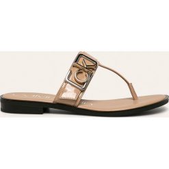 Calvin Klein - Japonki. Brązowe klapki damskie Calvin Klein, bez wzorów, z gumy, bez obcasa, na obcasie. Za 419,90 zł.