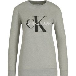 Bluza Calvin Klein Jeans Core Monogram Logo J20J207877. Szare bluzy damskie Calvin Klein Jeans, l, bez wzorów, z bawełny, bez rękawów, bez kaptura. W wyprzedaży za 319,00 zł.
