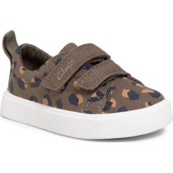 Tenisówki CLARKS - City Bright T 261490987 Olive Camo. Zielone trampki chłopięce Clarks, bez wzorów, z gumy, na rzepy. Za 139,00 zł.