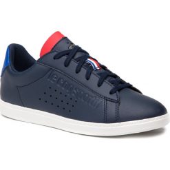 Sneakersy LE COQ SPORTIF - Courtset Gs Sport 1910311 Dress Blue/Cobalt/Pure Red. Niebieskie półbuty damskie le coq sportif, na co dzień, bez wzorów, ze skóry ekologicznej, sportowe, bez obcasa, na płaskiej podeszwie, bez zapięcia. W wyprzedaży za 179,00 zł.