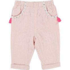 Spodnie w kolorze jasnoróżowym. Różowe spodnie niemowlęce Billieblush & Billybandit, z aplikacjami, z bawełny. W wyprzedaży za 72,95 zł.