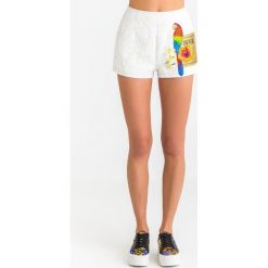 SZORTY VERSACE JEANS COUTURE. Białe szorty damskie Versace Jeans Couture, z haftami, z jeansu. Za 860,30 zł.