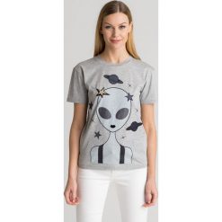 Szary t-shirt damski z kosmicznym nadrukiem - Szary. Szare t-shirty damskie Emporio Armani, z nadrukiem, z bawełny, z okrągłym kołnierzem. Za 231,60 zł.
