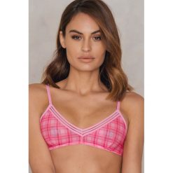 NA-KD Lingerie Biustonosz z siateczki z szeroką taśmą - Pink. Różowe biustonosze NA-KD Lingerie, bez wzorów. W wyprzedaży za 21,88 zł.