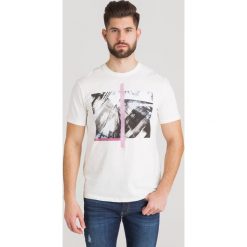 T-SHIRT Armani Exchange. Białe t-shirty męskie s, z nadrukiem, z bawełny, z okrągłym kołnierzem. Za 130,00 zł.