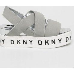 Dkny - Sandały. Szare klapki damskie DKNY, bez wzorów, z gumy, bez obcasa, na obcasie. W wyprzedaży za 379,90 zł.