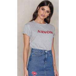 T-shirty damskie: Kristin Sundberg for NA-KD Koszulka Honey – Grey