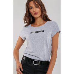 Szaro-Czarny T-shirt Myself. Szare bluzki damskie Renee, s, z nadrukiem, z dzianiny, z okrągłym kołnierzem, z krótkim rękawem. Za 49,99 zł.