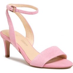 Sandały CLARKS - Amali Jewel 261478414 Pink Suede. Różowe klapki damskie Clarks, bez wzorów, z zamszu, bez obcasa, na obcasie. W wyprzedaży za 309,00 zł.