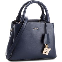 Torebka DKNY - Paige Sm Satchel R82D3465 Navy 410. Niebieskie torebki klasyczne damskie DKNY, z aplikacjami, ze skóry, klasyczne, zdobione, bez dodatków. W wyprzedaży za 589,00 zł.