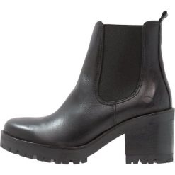Felmini COSMO Botki na platformie black. Czarne botki damskie marki Felmini, ze skóry, bez obcasa, na platformie, bez zapięcia. Za 549,00 zł.