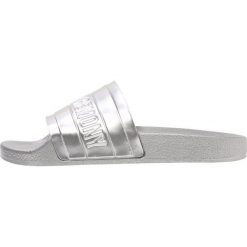 Opening Ceremony ACE SLIDE Klapki silver. Szare crocsy damskie marki Opening Ceremony, z tworzywa sztucznego. Za 439,00 zł.