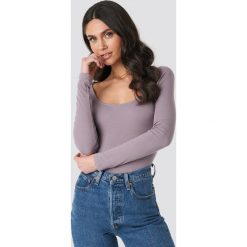 NA-KD Deep Round Neck Ribbed Top - Purple. Fioletowe topy damskie NA-KD, bez wzorów, prążkowane, z okrągłym kołnierzem. Za 72,95 zł.