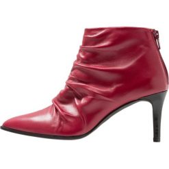 Paco Gil CLAIRE Ankle boot rodas. Czerwone botki damskie marki Paco Gil, ze skóry, bez obcasa, bez zapięcia. Za 879,00 zł.