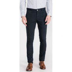 Armani Exchange Spodnie Niebieski. Niebieskie spodnie męskie Armani Exchange, bez wzorów, z elastanu. Za 524,95 zł.