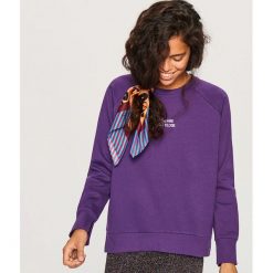 Bluza z napisem - Fioletowy. Fioletowe bluzy damskie marki Reserved, l, z napisami. Za 59,99 zł.