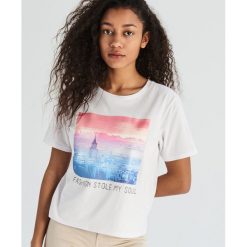 T-shirt z kolorową grafiką - Biały. Białe t-shirty damskie marki Sinsay, xl, bez wzorów, bez kołnierzyka. Za 29,99 zł.