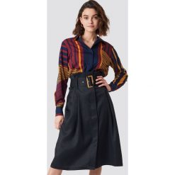 NA-KD Trend Spódnica midi z zakładkami - Black. Czarne spódniczki damskie marki NA-KD Trend, w paski, z poliesteru, midi, w kształcie a. Za 161,95 zł.