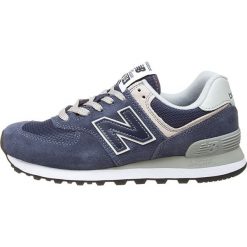 Sneakersy w kolorze granatowym. Niebieskie trampki i tenisówki damskie New Balance, bez wzorów, na sznurówki. W wyprzedaży za 269,95 zł.
