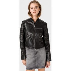 Guess Kurtka Czarny. Czarne kurtki damskie Guess, na wiosnę, xs, z aplikacjami, z materiału. Za 626,95 zł.