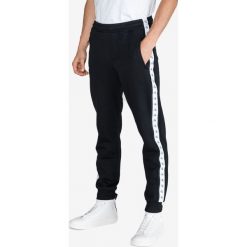 Calvin Klein Monogram Spodnie dresowe Czarny. Czarne spodnie męskie Calvin Klein, l, bez wzorów, z bawełny. Za 330,95 zł.
