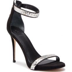 Sandały GUESS - Thadde FL6THD ESU03 BLACK. Czarne klapki damskie Guess, z aplikacjami, ze skóry ekologicznej, bez obcasa, na obcasie. W wyprzedaży za 589,00 zł.
