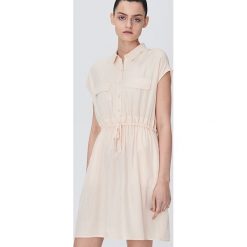 Sukienka mini z elastyczną talią - Beżowy. Brązowe sukienki damskie Sinsay, s, bez wzorów, bez kołnierzyka, bez rękawów, mini. W wyprzedaży za 29,99 zł.
