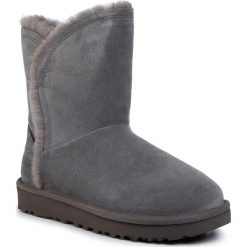Buty UGG - W Classic Short Fluff High-Low 1103746 Chrc. Szare kozaki damskie Ugg, na zimę, z wełny, bez obcasa, bez zapięcia. W wyprzedaży za 759,00 zł.