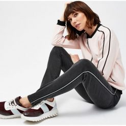 Jeansy typu high waist z lampasami. Czarne jeansy damskie Moodo, m, bez wzorów, z elastanu, z podwyższonym stanem. Za 69,99 zł.