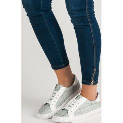 SZNUROWANE TRAMPKI. Szare trampki i tenisówki damskie SHELOVET, bez wzorów, na sznurówki. Za 49,90 zł.