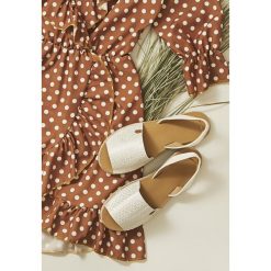 Białe Espadryle Luxuries. Białe espadryle damskie Born2be, w paski, bez obcasa, na obcasie. Za 69,99 zł.
