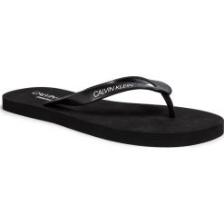 Japonki CALVIN KLEIN SWIMWEAR - Pvh Sandals KM0KM00497 BEH. Czarne klapki męskie Calvin Klein Swimwear, z tworzywa sztucznego, bez zapięcia. Za 139,00 zł.