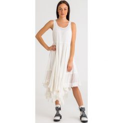 SUKIENKA twinset. Białe sukienki damskie Twinset, na imprezę, z aplikacjami, z wiskozy, z okrągłym kołnierzem, bez rękawów, asymetryczne. Za 1239,00 zł.