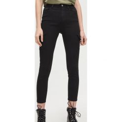 Spodnie high waist z kieszeniami cargo - Czarny. Czarne spodnie damskie Cropp, bez wzorów, z podwyższonym stanem. Za 89,99 zł.