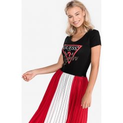 Guess Koszulka Czarny. Czarne koszulki damskie Guess, s, z nadrukiem, z elastanu, bez kołnierzyka, z krótkim rękawem. Za 123,95 zł.