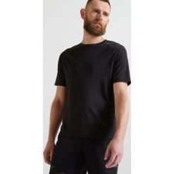 Koszulka fitness cardio krótki rękaw FTS 900 męska. Czarne koszulki męskie DOMYOS, m, bez wzorów, z poliesteru, bez kołnierzyka, z krótkim rękawem, krótkie. Za 59,99 zł.