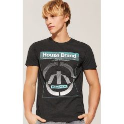 T-shirt Szary. Szare t-shirty męskie House, s, bez wzorów, bez kołnierzyka. Za 39,99 zł.