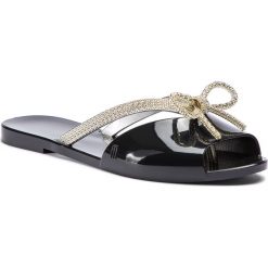Japonki MELISSA - Ela Chrome Ad 32498 Black/Gold 50919. Czarne klapki damskie Melissa, bez wzorów, z tworzywa sztucznego, bez obcasa, na obcasie. Za 259,00 zł.