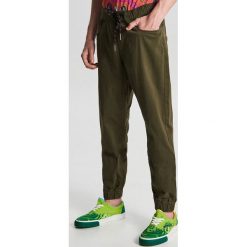 Joggery basic - Khaki. Brązowe spodnie męskie Cropp, m. Za 99,99 zł.