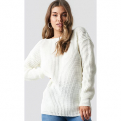 Glamorous Sweter z odkrytymi plecami - Offwhite. Szare swetry klasyczne damskie marki Glamorous, z dzianiny, z dekoltem na plecach. Za 141,95 zł.