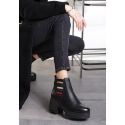 Czarne Botki Dane. Czarne botki damskie Born2be, bez obcasa, na obcasie, bez zapięcia. Za 109,99 zł.