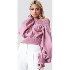 NA-KD Boho Bluzka z odkrytymi ramionami - Pink. Różowe bluzki damskie NA-KD Boho, bez wzorów, boho, bez kołnierzyka, z długim rękawem. Za 80,95 zł.